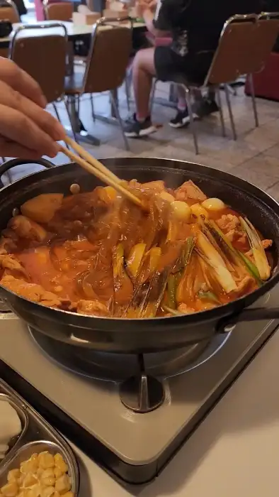 곱도리탕에 젓가락으로 면을 건지는 모습