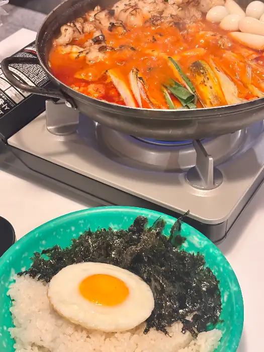 곱도리탕과 계란밥, 김가루가 담긴 모습