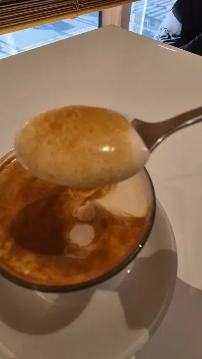 크림 위에 올라간 커피 거품