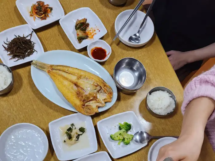 테이블에 차려진 푸짐한 한상차림