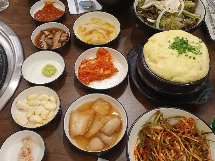 다양한 밑반찬이 차려진 테이블
