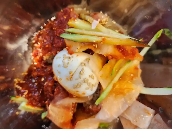 신선하고 먹음직스러운 비빔냉면