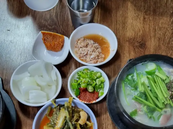 순대국과 곁들임 반찬