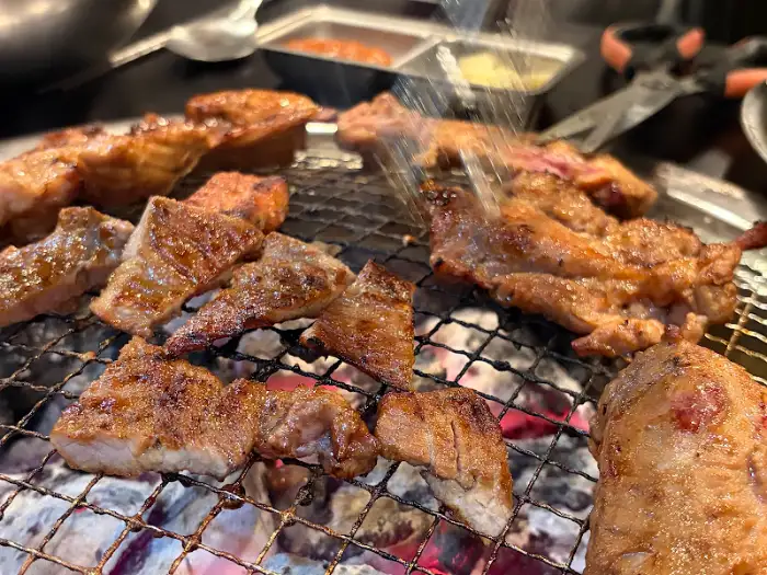 참숯불 위에서 구워지는 돼지갈비