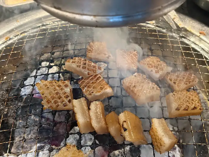 불판 위에서 익어가는 삼겹살