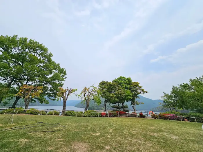 정원과 금강 풍경