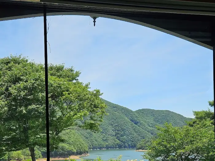 산과 강이 어우러진 풍경