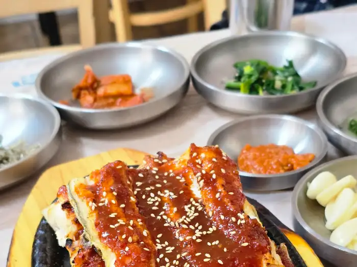 다양한 밑반찬이 놓인 테이블 모습
