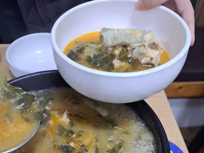 장어탕을 덜어내는 모습