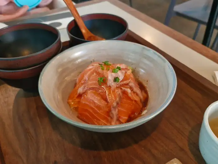 신선한 연어가 듬뿍 올라간 덮밥