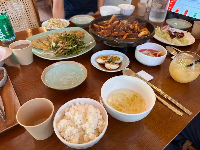 테이블 위에 차려진 다양한 음식들