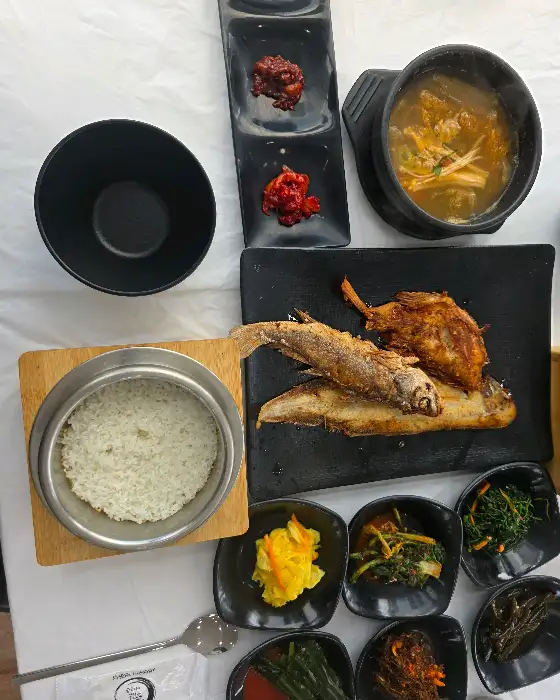 밥과 함께 나온 국물과 생선구이