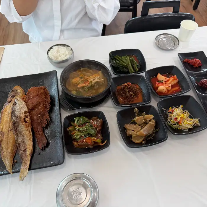 생선구이와 함께 차려진 밥과 국물, 밑반찬