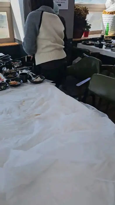 식사 중인 사람들의 모습이 보이는 내부 풍경
