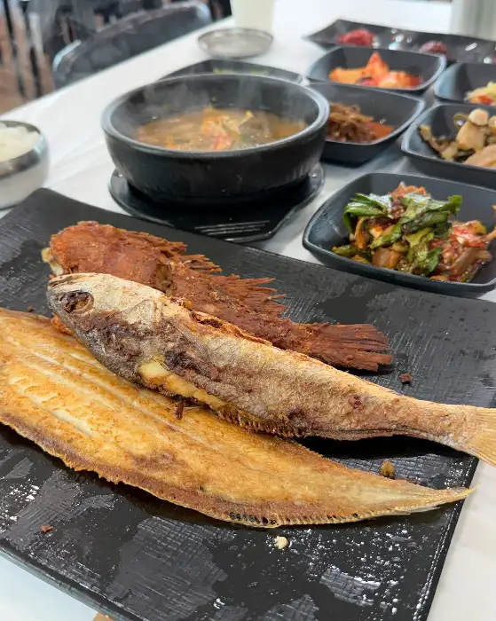 푸짐한 생선구이와 밑반찬 한상차림