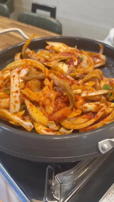 매콤한 양념의 오징어와 양파
