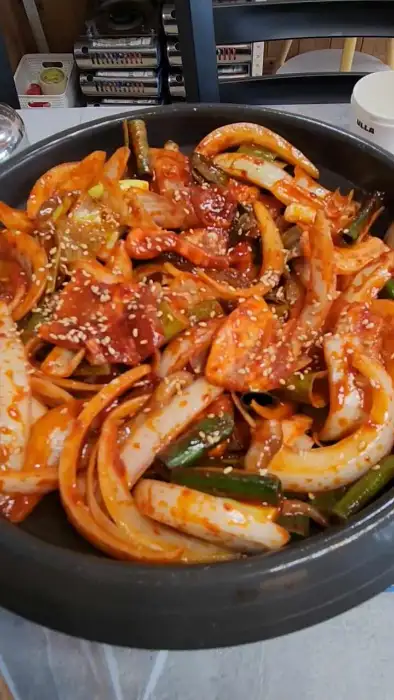 다양한 재료가 섞인 볶음 요리