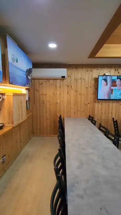 나무 벽으로 꾸며진 내부 인테리어
