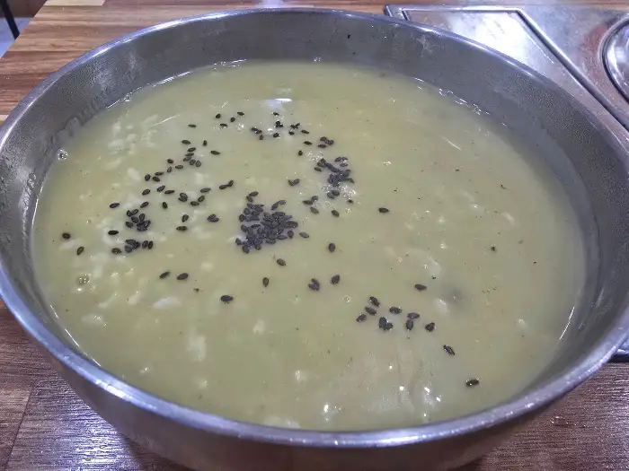 검은깨가 뿌려진 전복죽