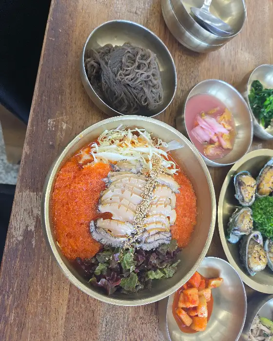 전복 해물 뚝배기 모습