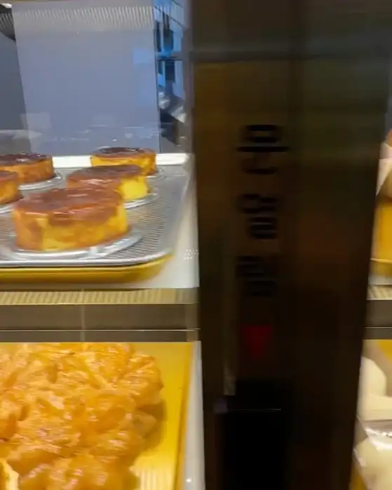 진열된 빵들 (케이크류)