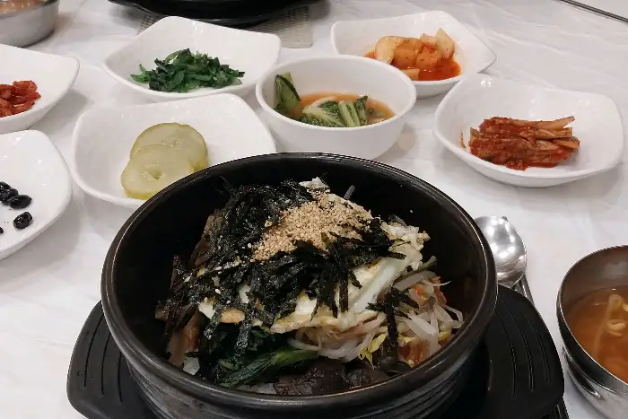 정이품식당 산채비빔밥 비비는 모습