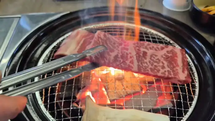 불판 위에서 맛있게 익어가고 있는 두툼한 소고기