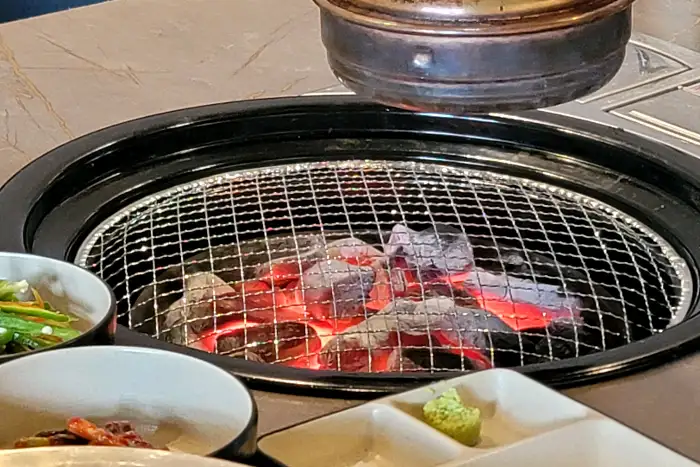 숯불이 활활 타오르고 있는 불판의 모습