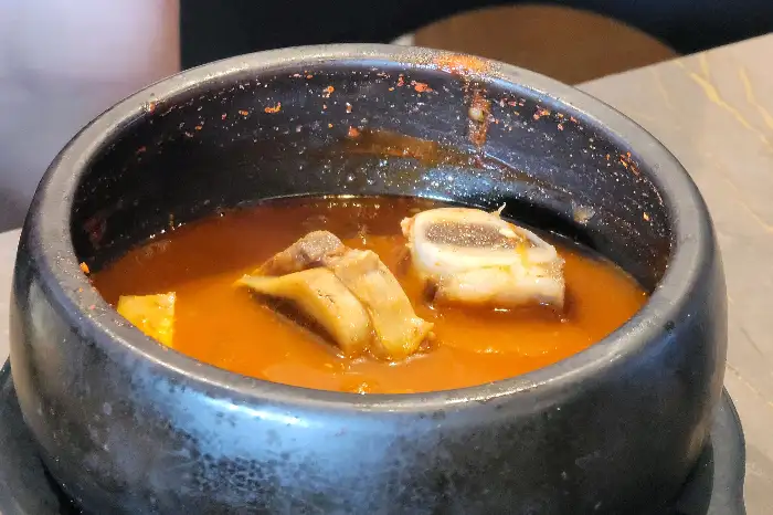 뚝배기 그릇에 담긴 뜨거운 된장찌개의 모습