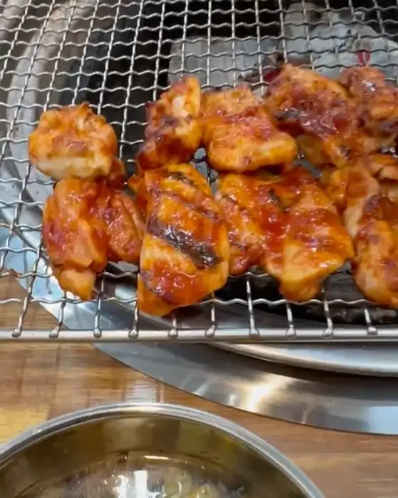 잘 구워진 닭갈비 조각