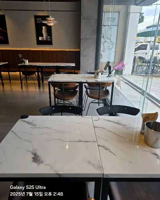교촌치킨 함안점 내부 테이블 좌석과 창밖 풍경