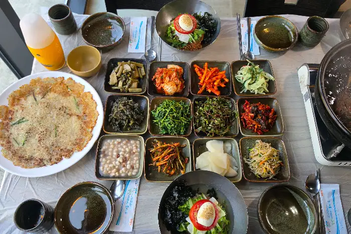 다양하고 정갈하게 차려진 밑반찬과 곤드레밥