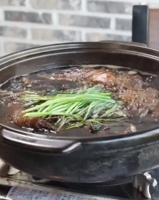 한방오리백숙의 진한 육수와 푹 익은 오리