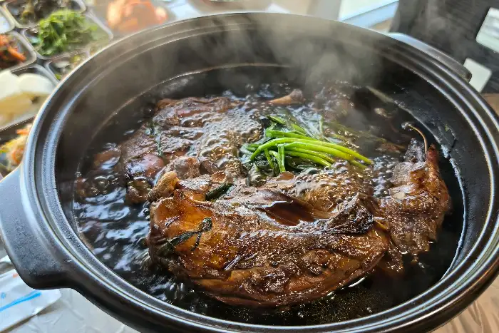 김이 모락모락 나는 한방백숙 솥