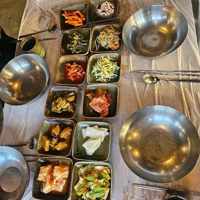 테이블 가득 채운 반찬들과 감자전
