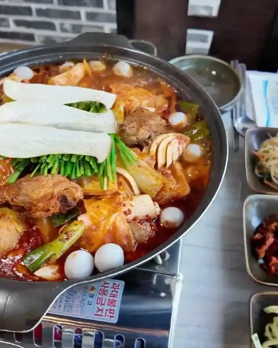 김이 모락모락 나는 닭볶음탕 냄비
