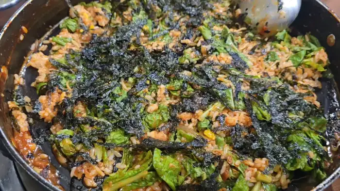 아귀찜이 볶음밥으로 마무리되고 있는 모습. 김가루와 파가 듬뿍 뿌려져 있습니다.