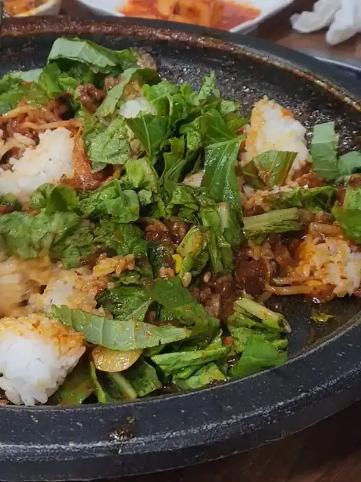 아귀찜으로 보이는 음식의 일부. 콩나물과 아귀살이 푸짐하게 들어있습니다.