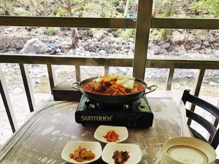 계곡 옆 테이블에 놓인 토종닭볶음탕