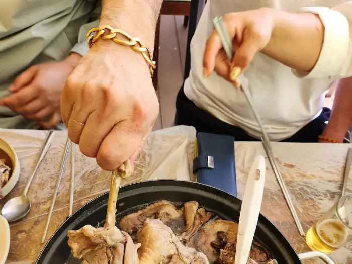 닭볶음탕의 닭고기를 집는 모습