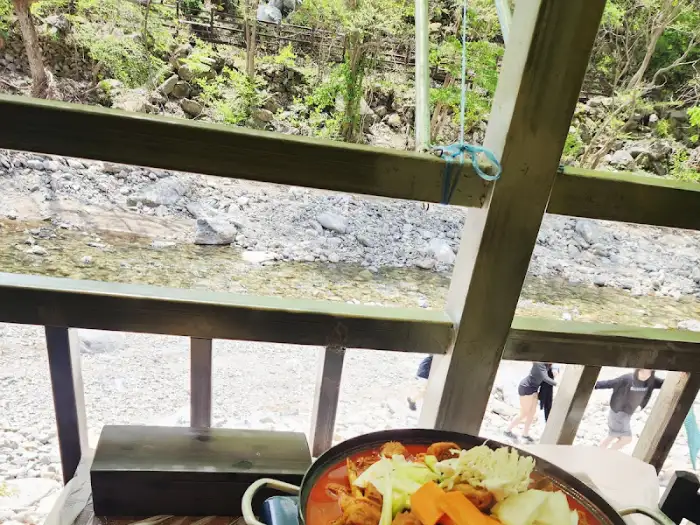 계곡 풍경과 함께 보이는 닭볶음탕