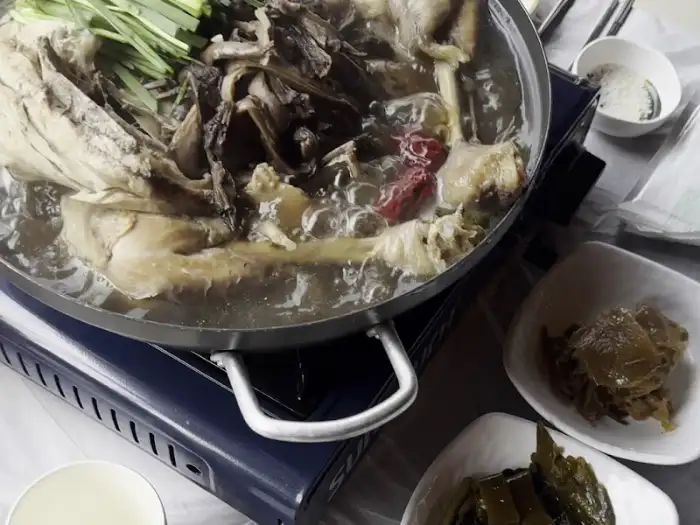 능이 닭백숙의 뽀얀 국물과 닭고기