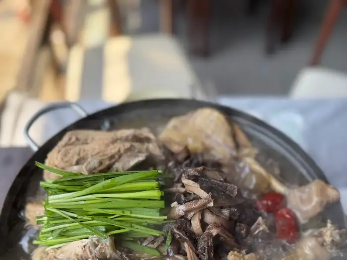 닭백숙 속 능이버섯과 곁들임 채소