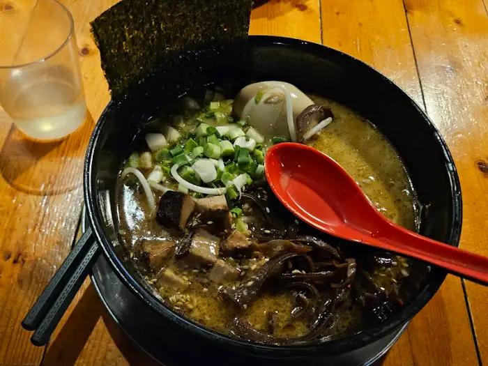 검은색 그릇에 담긴 블랙라멘