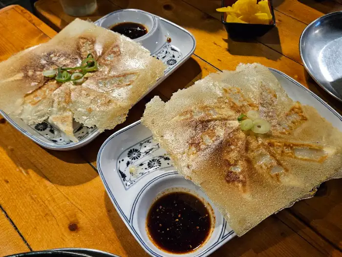 두 접시의 바삭하게 구워진 교자