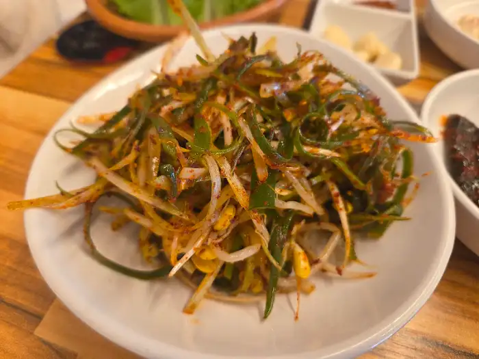 매콤한 양념의 채소 무침