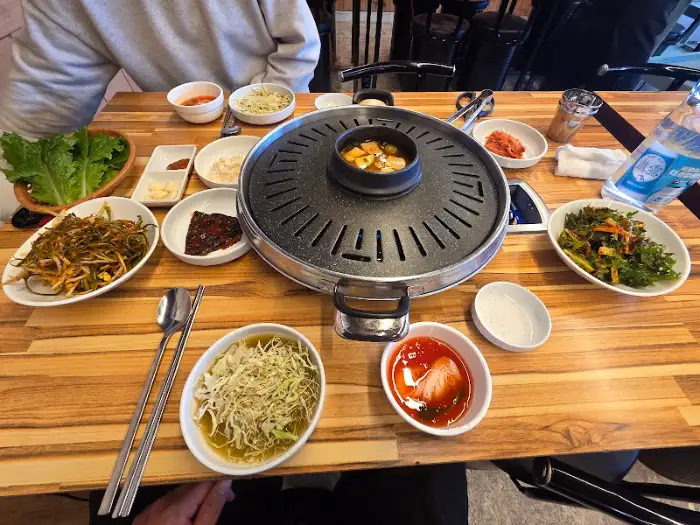 푸짐하게 차려진 식탁 모습