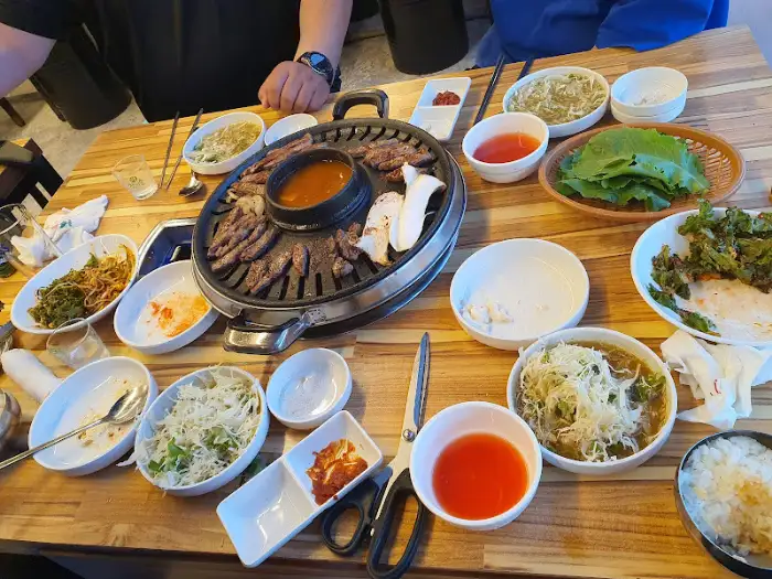 푸짐한 식탁 전경