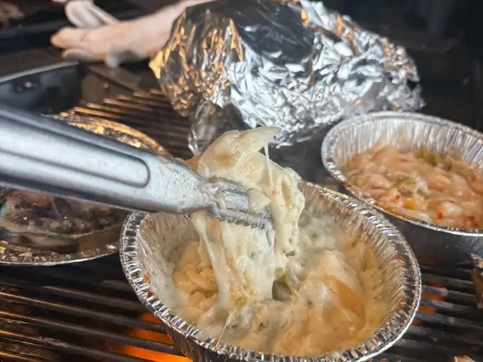 조개 위에 녹아내리는 치즈와 함께 구워지는 모습