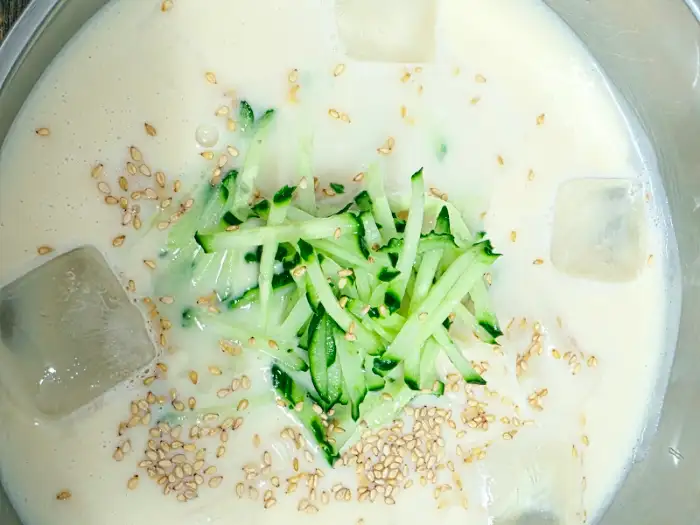 신선한 오이 고명이 올라간 콩국수